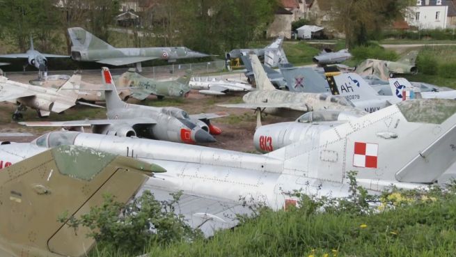 go to Bloß keine Briefmarken: Franzose sammelt Kampfjets