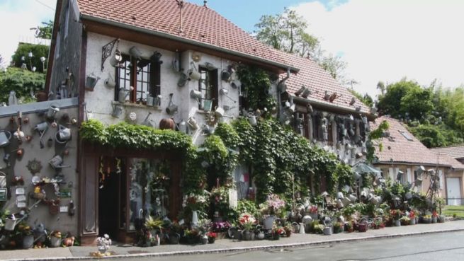go to Kunst? Franzose schmückt Haus mit 800 Gießkannen
