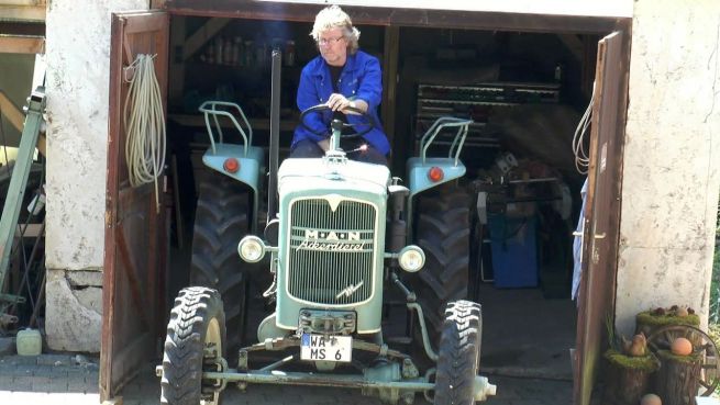 go to Traktor-Weltrekord in Hessen: Mit Luzie auf der Straße